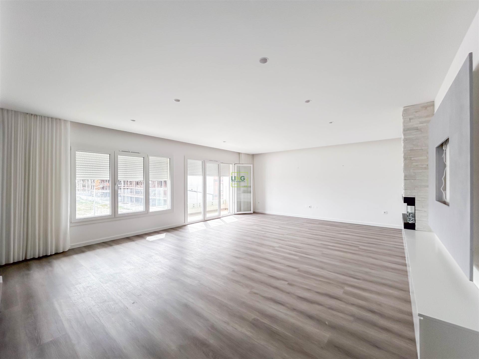 Apartamento T3 Moderno em Condomínio Fechado com Piscina