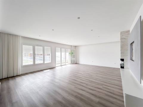 Apartamento T3 Moderno em Condomínio Fechado com Piscina