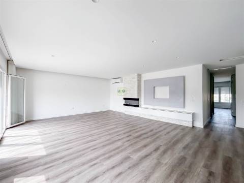 Apartamento T3 Moderno em Condomínio Fechado com Piscina