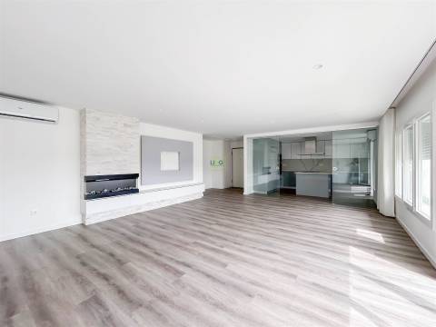 Apartamento T3 Moderno em Condomínio Fechado com Piscina