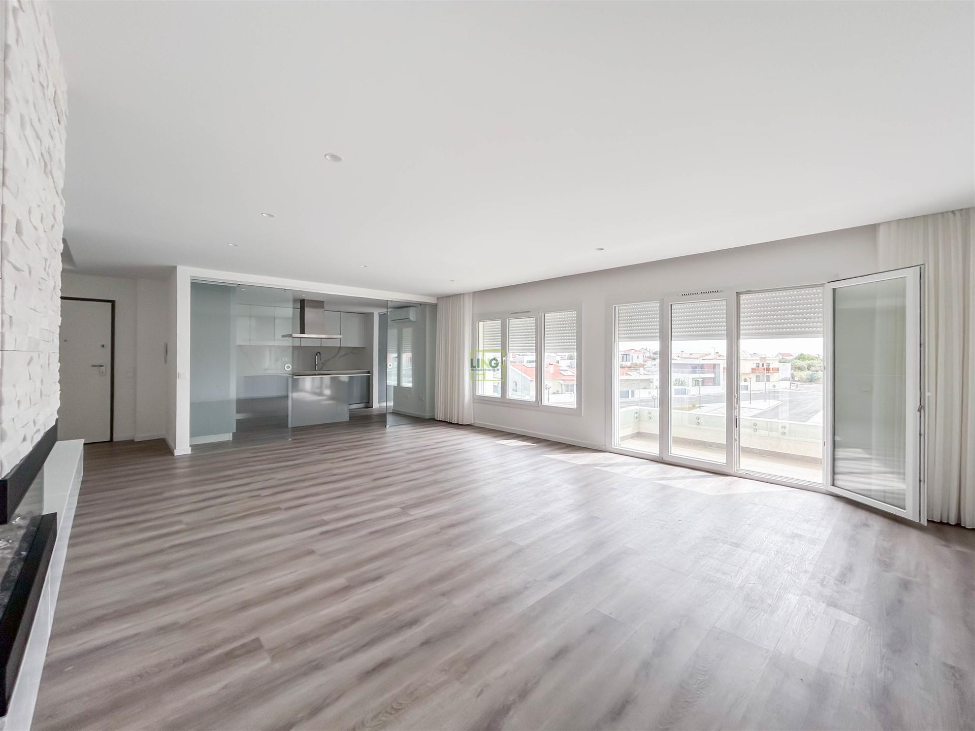 Apartamento T3 Moderno em Condomínio Fechado com Piscina