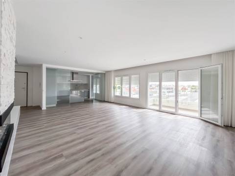 Apartamento T3 Moderno em Condomínio Fechado com Piscina