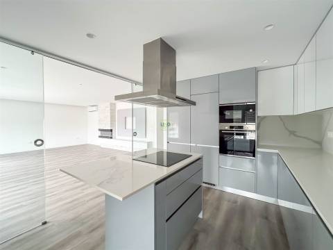 Apartamento T3 Moderno em Condomínio Fechado com Piscina