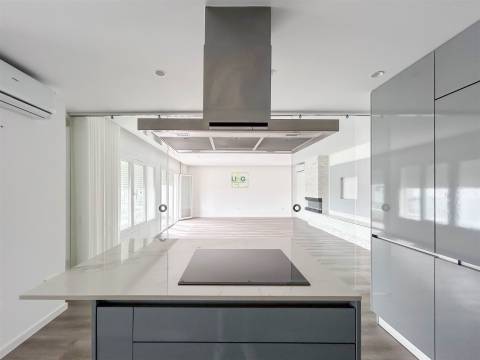 Apartamento T3 Moderno em Condomínio Fechado com Piscina