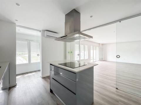 Apartamento T3 Moderno em Condomínio Fechado com Piscina