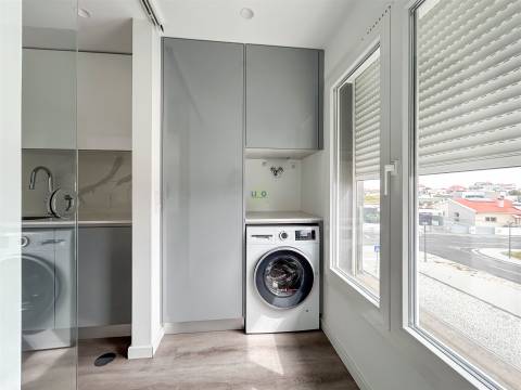 Apartamento T3 Moderno em Condomínio Fechado com Piscina