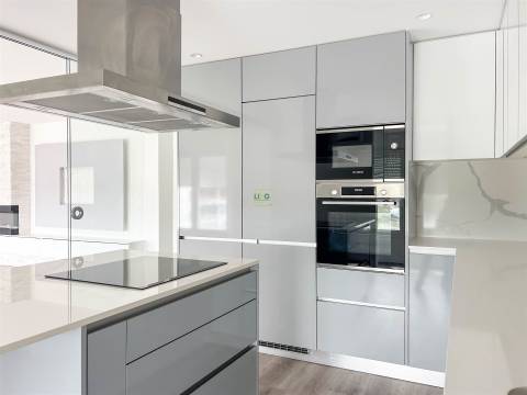 Apartamento T3 Moderno em Condomínio Fechado com Piscina