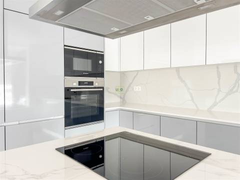 Apartamento T3 Moderno em Condomínio Fechado com Piscina