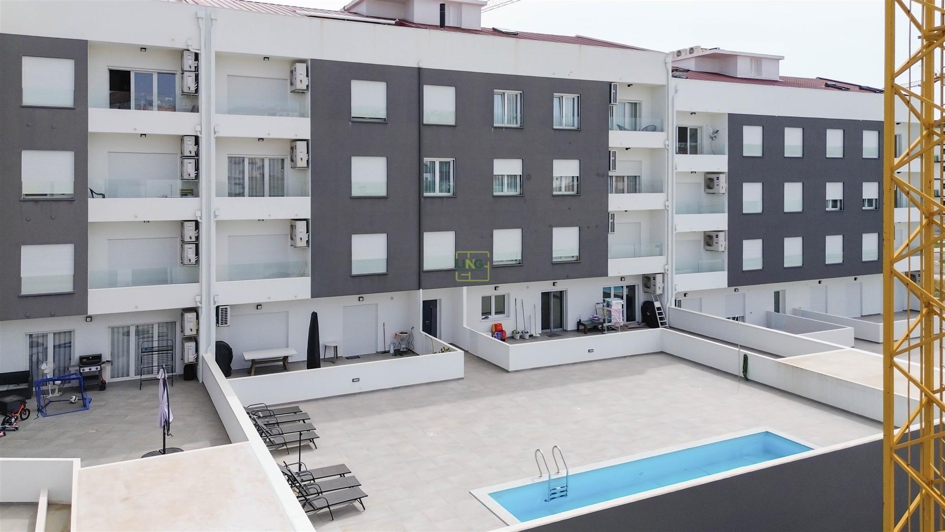 Apartamento T3 Moderno em Condomínio Fechado com Piscina