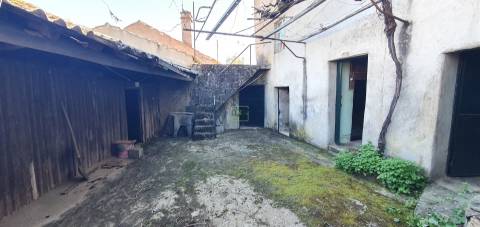 Moradia com pátio na freguesia de Sarzedas - Castelo Branco