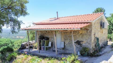 Quinta com 4 hectares, duas habitações licenciadas e elevado potencial turístico – Serra da Gardunha