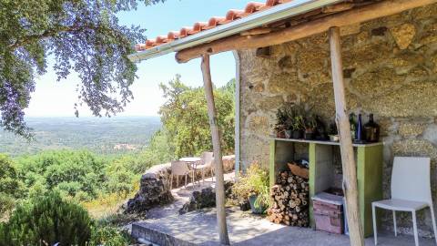Quinta com 4 hectares, duas habitações licenciadas e elevado potencial turístico – Serra da Gardunha
