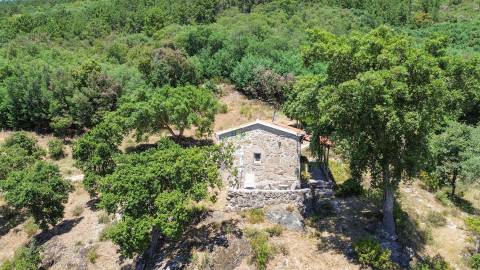 Quinta com 4 hectares, duas habitações licenciadas e elevado potencial turístico – Serra da Gardunha