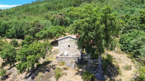 Quinta com 4 hectares, duas habitações licenciadas e elevado potencial turístico – Serra da Gardunha