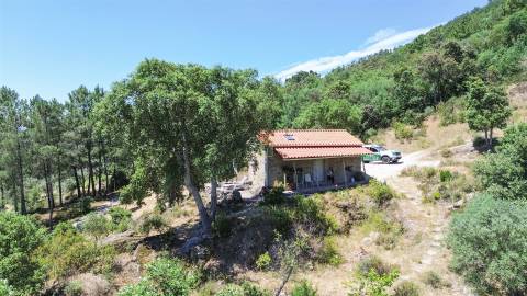 Quinta com 4 hectares, duas habitações licenciadas e elevado potencial turístico – Serra da Gardunha
