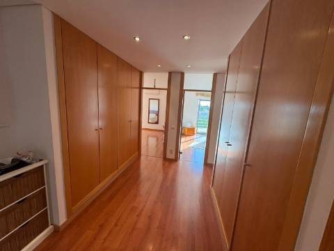 Apartamento T3 com garagem e terraço privativo