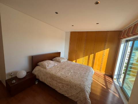 Apartamento T3 com garagem e terraço privativo