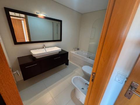 Apartamento T3 com garagem e terraço privativo