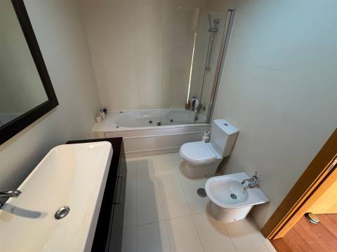 Apartamento T3 com garagem e terraço privativo