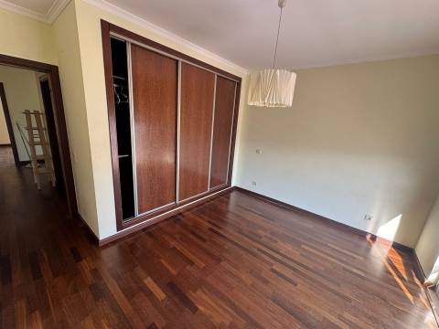 Moradia Geminada T4 Venda em Quelfes,Olhão