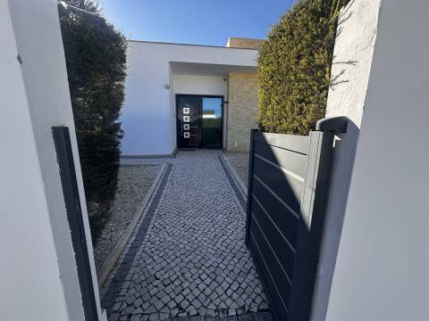 Moradia Isolada T3+1 DUPLEX Venda em Quelfes,Olhão