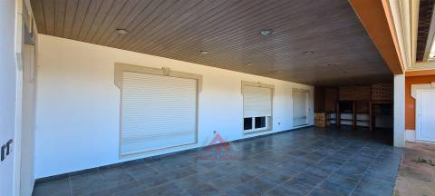 Moradia T7 + Sala c/ 100M2 + Terreno 4.666M2