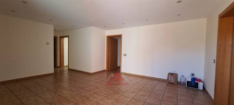 Moradia T7 + Sala c/ 100M2 + Terreno 4.666M2