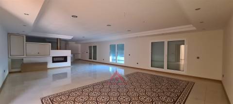 Moradia T7 + Sala c/ 100M2 + Terreno 4.666M2