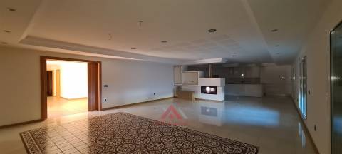 Moradia T7 + Sala c/ 100M2 + Terreno 4.666M2