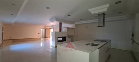 Moradia T7 + Sala c/ 100M2 + Terreno 4.666M2