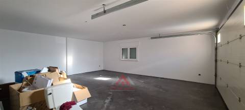 Moradia T7 + Sala c/ 100M2 + Terreno 4.666M2