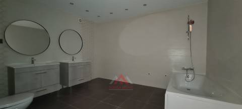 Moradia T7 + Sala c/ 100M2 + Terreno 4.666M2