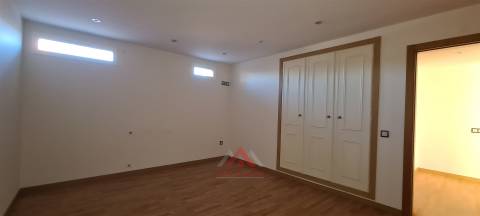 Moradia T7 + Sala c/ 100M2 + Terreno 4.666M2