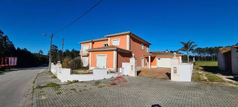 Moradia T7 + Sala c/ 100M2 + Terreno 4.666M2