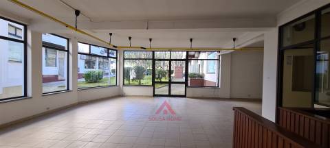 (Investimento) 2 Lojas c/ luz natural + Cave c/ 135M2