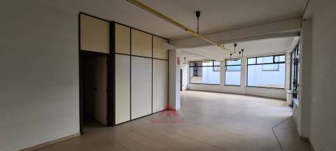 (Investimento) 2 Lojas c/ luz natural + Cave c/ 135M2