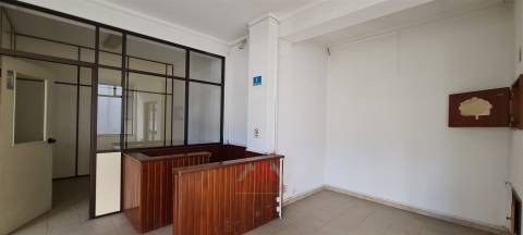 (Investimento) 2 Lojas c/ luz natural + Cave c/ 135M2