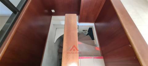 (Investimento) 2 Lojas c/ luz natural + Cave c/ 135M2