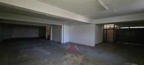 (Investimento) 2 Lojas c/ luz natural + Cave c/ 135M2