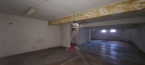 (Investimento) 2 Lojas c/ luz natural + Cave c/ 135M2