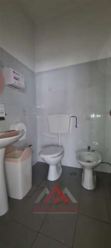 (Investimento) 2 Lojas c/ luz natural + Cave c/ 135M2