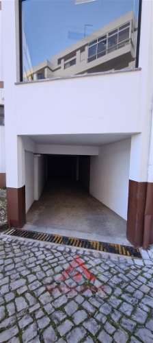 (Investimento) 2 Lojas c/ luz natural + Cave c/ 135M2