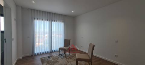 Apartamento T3 - Terraço c/ churrasqueira / Garagem