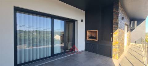 Apartamento T3 - Terraço c/ churrasqueira / Garagem