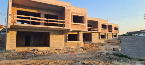 Moradia V3+1 - Cave e Rés-do-chão - Pousos