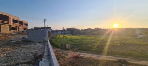 Moradia V3+1 - Cave e Rés-do-chão - Pousos