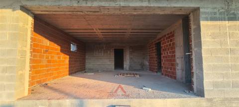 Moradia V3+1 - Cave e Rés-do-chão - Pousos