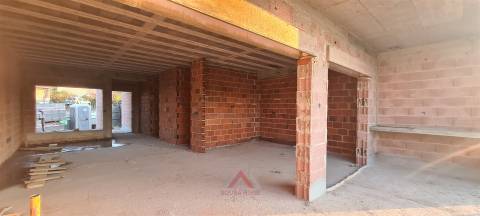 Moradia V3+1 - Cave e Rés-do-chão - Pousos