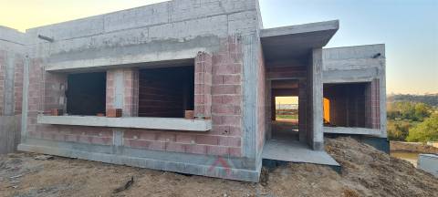 Moradia V3+1 - Cave e Rés-do-chão - Pousos