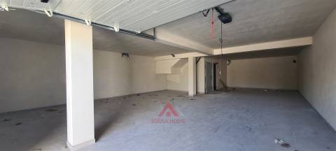 Moradia T4 + Águas Furtadas - Casal de Matos - Leiria